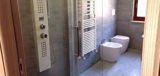Per quanto riguarda la manodopera occorre valutare il costo della ristrutturazione dell'impianto idraulico del bagno, quindi il lavoro dell'idraulico, e il costo del muratore per il rifacimento di pavimenti e pareti. Prezzi Ristrutturazione Bagno Milano Ristrutturazione Bagno Milano