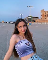 Pin By Meme55 On Sydney Serena Cute Poses For Pictures Teenager Outfits Cute Outfits