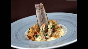 J'aime beaucoup les associations terre et mer et le lard, comme le chorizo, va très bien avec le poisson. Risotto Cremeux Terre Et Mer Par Christian Etchebest Et Eric Ospital Youtube
