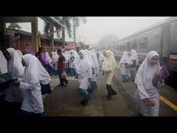 Artikel pelajar sekolah dabong manaiki kereta api ke sekolah. Teruja Kembali Ke Sekolah Naik Kereta Api Wilayah Berita Harian