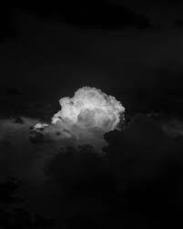 Witte Wolk In Zwarte Nacht In 2020 Zwart En Wit Fotografie Wolken Zwart En Wit