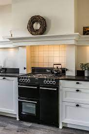 landelijke keuken met fornuis en grote schouw de keuken bevat klassieke details bekijk meer foto s op onze website lan keuken keuken idee landelijke keuken