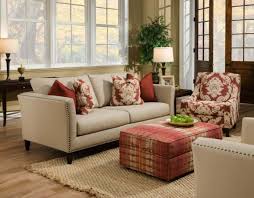 Karpet hijau yang menyatukan furnitur ruang tamu dan area outdoor. 11 Corak Karpet Untuk Dipasang Di Ruang Tamu Bikin Hangat Dan Manis Tampilan Rumahmu