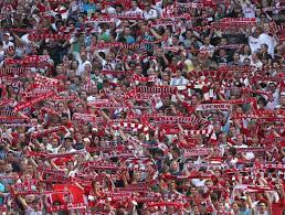 Kaum ein deutscher fußballverein ist derartig mit der identität der eigenen stadt verknüpft wie der 1. Watch Thousands Of Fc Koln Fans March Through London Ahead Of Arsenal Clash Thescore Com