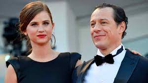 L'attore e la moglie sono in attesa del secondo figlio, dopo lorenzo nato nel 2017. Stefano Accorsi Chi E La Moglie Bianca Vitali Ecco Chi Sono I Figli
