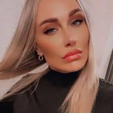 Jennifer Hallett's Instagram, Twitter & Facebook