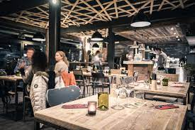 Immersi Nelle Alpi Un Ristorante Dallo Stile Industriale E Contemporaneo Nel Locale A Design Di Interni Caffetteria Ristorante Industriale Design Industriale