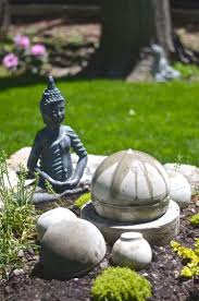 Construire Une Fontaine Exterieure Pour Apporter De L Harmonie Au Jardin Fontaine De Jardin Bricolage Jardin Jardinieres En Ciment