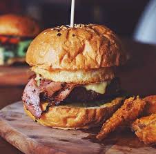 Passez Un Hiver Succulent Avec Le Burger Raclette Recette Recette En 2020 Recette Cuisine Fruits Et Legumes