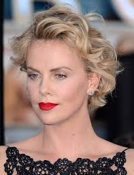 Playing with balance adds considerable interest to a short thick hairstyle for oval faces. 20 Chic Short Hairstyles For Oval Faces With Images