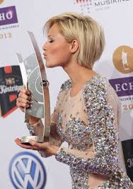 Helene fischer ist eine schauspielerin, die sehr beliebt ist und inspirierte viele andere frauen in der welt. 50 Haarschnitte Fur Kurzes Haar In 2020 Helene Fischer Frisur Bob Frisur Frisuren 2014