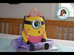 Auf das auge einen kleinen schwarzen kreis aus rollfondant kleben und das fertige auge auf die torte kleben. Minion Torte Prinzessin Minion Torte Motivtorten Von Purzel Cake Youtube