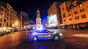 Bu spor otomobillerde i̇talya karayolu polisi gidiyor. Italya Da Son 24 Saatte 634 Kisi Kovid 19 Dan Hayatini Kaybetti