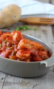 Oggi lo spezzatino di vitello si tinge di rosso, grazie al sugo! Spezzatino Di Pollo Al Sugo Con Piselli E Patate Gioie In Cucina