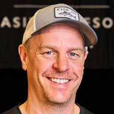 Eric Lindgren's Instagram, Twitter & Facebook