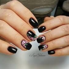 Hacemos un repaso de 400 fotos te mostramos 400 fotos de uñas decoradas 2020 con diseños de uñas para manos y pies muy variado y colorido 30 Black Nail Designs That Are Anything But Goth Unas Negras Con Rosa Manicura De Unas Unas De Maquillaje