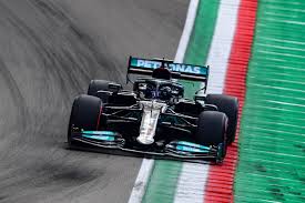 Diese winzigkeit trennte sebastian vettel im qualifying der formel 1 zum großen preis von aserbaidschan 2021 von einem einzug in das finale q3. Formel 1 Lewis Hamilton Holt Platz 1 Im Qualifying In Imola