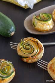 Die Zucchini Rosen Mit Blatterteig Sind Schnell Gemacht Und Passen Auch Toll Fur Einen Brunch Picknick Oder Zur Rezepte Sauber Essen Snacks Vegane Vorspeisen