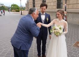 Bolt, sokan voltak testvérek, ahol letelepedett földet szerzett és megnösüle, itt 2 gyereke lett mészáros jános és gerenc, a jános a dédnagyapám 11gyerekböl 6 maradt életbe.a jánosnak lett ehy sándor fia, ö a. Cafolja Az Orbannal Fotozkodo Volegeny Hogy O Van Az Mnb Reklamjaban Szmo Hu