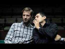 Ο αργύρης πανταζάρας υποδύεται τον θεμιστοκλή παυλίδη, αδελφό του μίλτου παυλίδη (ιωάννη παπαζήση) που επιστρέφει από τον πόλεμο με μετατραυματικό στρες και παλεύει με τα δικά του. O Argyrhs Pantazaras O Ma3imos Moymoyrhs Kai To Elephant Song Youtube