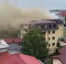 În acest moment, se observă o degajare intensă de fum, fără flacără, la nivelul. Caruijpu9o9rkm
