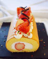 instagram 上的 あゆみ 雨で部屋が暗くて上手く撮れない その前に写真が下手すぎて泣ける 久しぶりにロールケーキ焼きました 頂き物の卵と生協で届いた卵で冷蔵庫が卵祭りです 30個はあるよ 茶碗蒸し ロールケーキ まだ４つしか消費でき