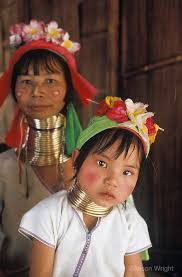 Wearing Rings To Have A Giraffe S Neck In Thailand Woman And Child From The Padaung Tribe In Mae Hon Song Northern Thailand The Padaung Karen Tribe Are Also Known As Lon Tribes Women Alison Wright Giraffe Neck
