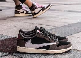 In the images below via @zsneakerheadz, you can see how the high og version will have blue on the toe box and back heel while the sides are. Travis Scott Jordan 1 Low Outfit Online