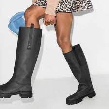 Élégantes et pratiques, notre sélection de bottes en caoutchouc imperméable pour femme vous attend, quelle que soit la météo. La Botte De Pluie Ultime Tendance De L Hiver 2020 Gala