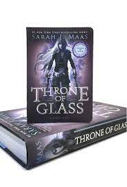 The story follows the journey of celaena sardothien, a teenage assassin in a corrupt kingdom with a tyrannical ruler, the king of adarlan. Throne Of Glass Miniature Character Collection Maas Sarah J Amazon De Bucher