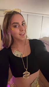 Danielle Garnett's Instagram, Twitter & Facebook