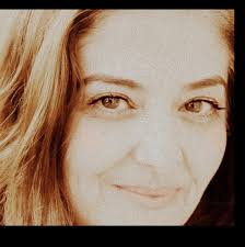 בשנות ה-70 וה-80 הסתובב צלם רחוב בריטי בשם כריס פורס ברחבי העיר פטרבורו  באנגליה וצילם תמונות מרהיבות וצבעוניות מחיי הרחוב השוקקים שם. יותר מ-30 שנה  אחר כך עלה לו רעיון מטורף: לאתר