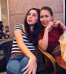 Entah kenapa, aku rasa adik eira syazira ini lebih comel berbanding kakak'nya. Cantiklah Adik You Macam Kembar Seiras Sangat Netizen Berita Kopak Media