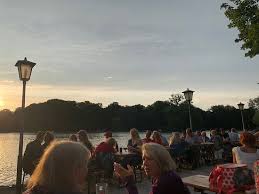 Das restaurant war fast leer nur im garten war kaffeebetrieb. Schone Lage Gutes Zunftiges Essen Picture Of Seehaus Im Englischen Garten Munich Tripadvisor