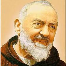Tra le tante qualità riconosciute a padre pio c'è sempre stata la grande saggezza e lungimiranza, che dimostrava ad ogni occasione, sia nella sua attività di confessore per coloro che andavano in pellegrinaggio a san giovanni rotondo, sia in. Frasi Di Padre Pio Da Pietrelcina Aforismi Di Padre Pio Da Pietrelcina Pag 1