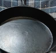 UNKNOWN FOUNDRY VERY WELL MADE RAISED #12 CAST IRON SKILLET WITH HEAT RING