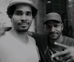 En este retrato eterno aparecen los dos grandes amigos Hector Anton y  Adonis Flores Betancourt. En una época donde todos éramos muy felices y no  lo sabíamos. Hectico respiraba todavía y bebía