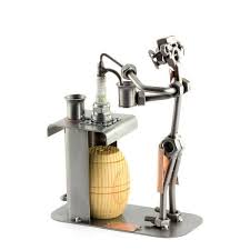 Ijzersterkegeschenken Nl Cadeau Beeldje Barkeeper Met Biervat En Tap T0269 Origineel Cadeau Unieke Metalen Beeldjes