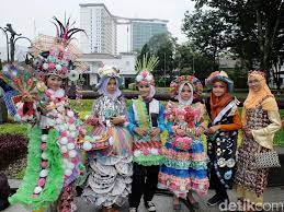 Cara membuat kerajinan tangan dari sedotan. 30 Model Baju Daur Ulang Dari Sedotan Model Baju Terbaru Dan Update 2019 2020