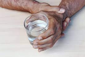 El temblor esencial puede aparecer a cualquier edad, pero es más frecuente en personas de 40 años o más. Temblor Esencial O Hereditario Cuando Te Tiemblan Las Manos En Tu Dia A Dia Y No Es Parkinson