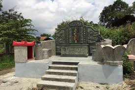 Adat resam kematian selepas mayat dimandikan,mayat akan disapu dengan minyak wangi dan disolek. Mengapa Makam Tionghoa Berukuran Besar Ini Penjelasannya