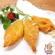 Ti proponiamo una versione dei fiori di zucca ripieni con prosciutto e mozzarella, filante e appetitosa. Fiori Di Zucca Ripieni Cotti Al Forno La Cucina Di Ginetta