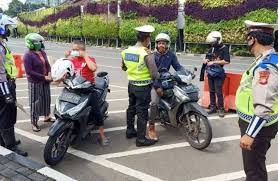 Beberapa berat mata memandang, berat lagi bahu memikul. Mudik Pulang Kampung Dijamin Aman Polisi Kasih Trik Agar Tidak Disuruh Putar Balik Motorplus