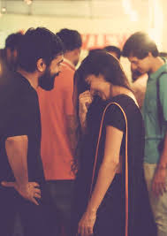 أخبرتها ج ه ر ا بين الزحام أني أحبها فأخفضت رأسها ضاحكة وتور د خدها هي تعلم سر ا بأني أ حبه love couple photo cute love couple romantic couples photography