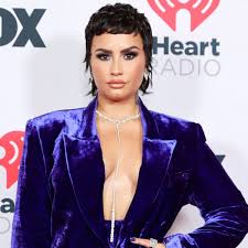 Demetria devonne lovato er kendt under kunstnernavnet demi lovato og blev født i u.s.a. Demi Lovato Opens Up About Non Binary Identity And Patriarchy E Online Deutschland