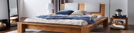 Mit einem eleganten und schlichten design verleiht dieses holzbett ihrem schlafzimmer einen hauch von anspruchsvollem charme. Betten Aus Massivholz Das Sind Die Vorteile Belama Blog