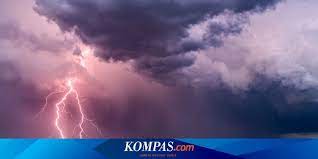 7 Tips Aman Menghindari Petir Ketika Hujan Deras Halaman All Kompas Com