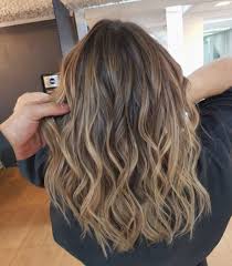 #sublissime #magnificence #beauté occidentale #splendeur occidentale #beauté #splendeur #lèvres pulpeuses #époustouflante #regard de braise #incroyable. Cheveux De Balayage Brun Clair Sophistiques Cheveux Chatains Cheveux Idee Couleur Cheveux