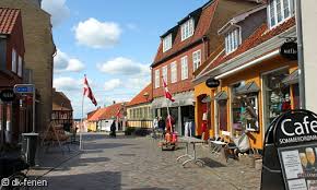 Die kreuzflagge war das kennzeichen der kreuzritter im mittelalter, doch nahm die flagge dänemarks schon früh die typisch skandinavische form mit einem verlängerten arm des kreuzes an. Nationalstolz In Danemark