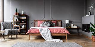 Yatak odası modern olmakla birlikte ağırbaşlı bir tarzı olduğu için i̇ran halısı bu dekorasyon için iyi bir seçim. Halilari Nasil Secmelisiniz Mapfre Blog